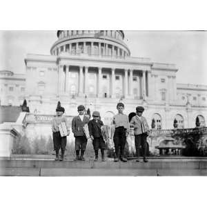  Newsies on Capitol Steps, Lewis Hine   1912