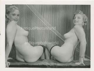 Dos mujeres desnudas rubias por la foto vintage neta de perno para 