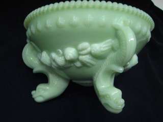 WESTMORELAND LIGHT GREEN ARGONAUT SEA SHELL SERPENT FOOTED COVERED 