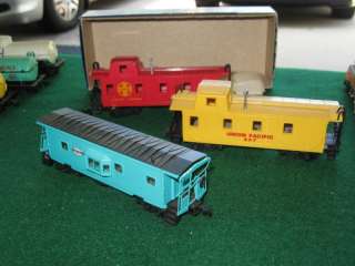 TRAIN HO SCALE LOT OF 3 CABOOSE CARS ATSF UNION PACIFIC  