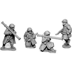   28mm US Infantry in Greatcoats Bazooka Team (3 and Gun) Toys & Games