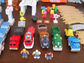 GEOTRAX LOT BIG CITY LIGHTS, 3 REMOTE TRAINS, 29 PC TRACK AND MUCH 