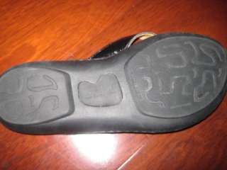 WOMENS Black Patent Leather BORN Thong Sandals size 7 EUC  