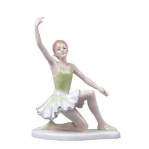   Figure Young Ballerina Croise Devant Position
