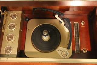 Vintage Philco Phonograph IV Record player with AM FM tuner. Pristine 