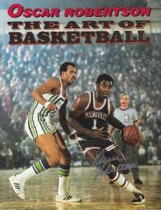 OSCAR ROBERTSON SIGNED SOFT COVER BOOK BUCKS LEGEND NBA HOF AWESOME 