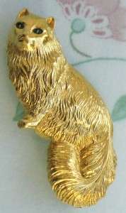 THIS IS A BEAUTIFUL SIGNED MONET GOLDTONE CAT BROOCH WITH GREEN EYES 