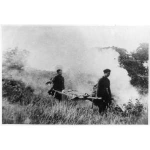  Vietnamese women,rescue the wounded during enemy fire 