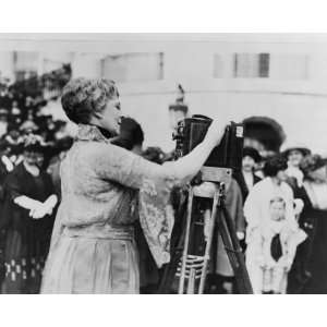 1921 photo [Florence Kling Harding operating a movie camera on the 